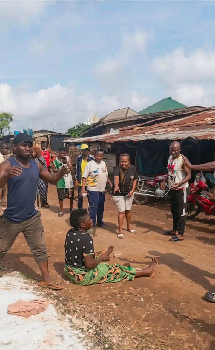 Residents reportedly gathered around a food vendor following allegations of food contamination in a community along the Ikom-Obudu Road, Cross River State. The claims remain unverified pending official investigation.